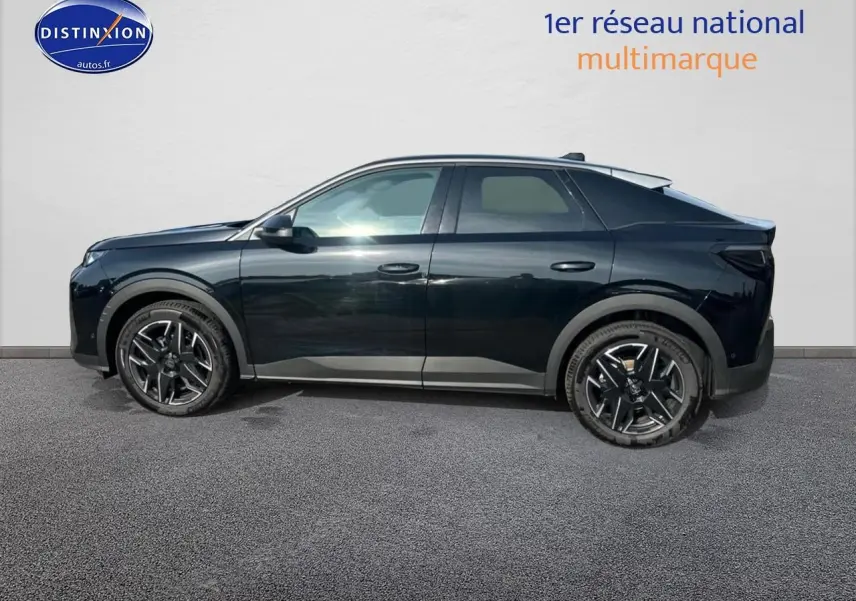Peugeot 3008 2024 noir perla nera, vue profil côté gauche, jantes alliage et lignes modernes soulignées.