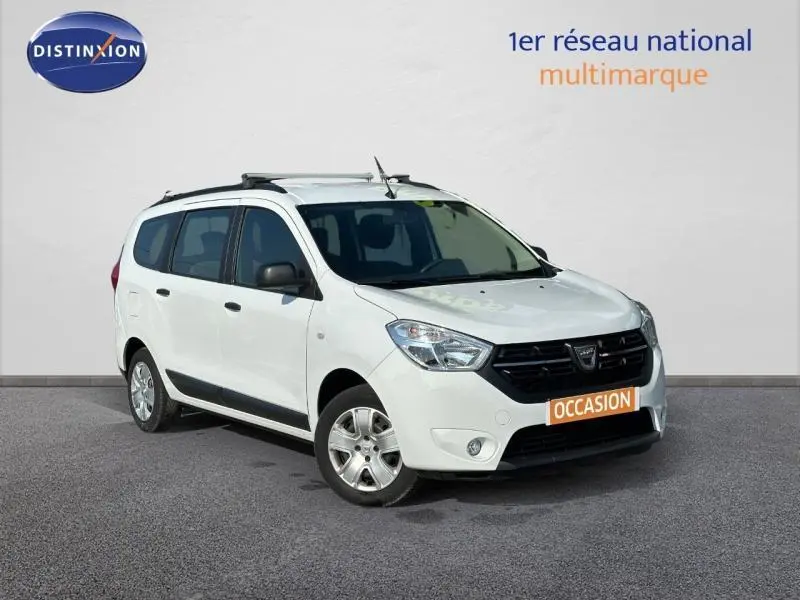 Vue 3/4 avant d'un Dacia Lodgy blanc glacier de 2022 avec calandre noire et jantes alliage, en vente occasion.