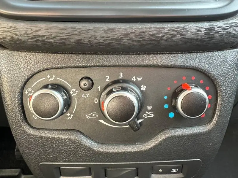 Gros plan sur les commandes de climatisation du Dacia Lodgy 2022, avec réglages manuels et indicateurs de température et ventilation.