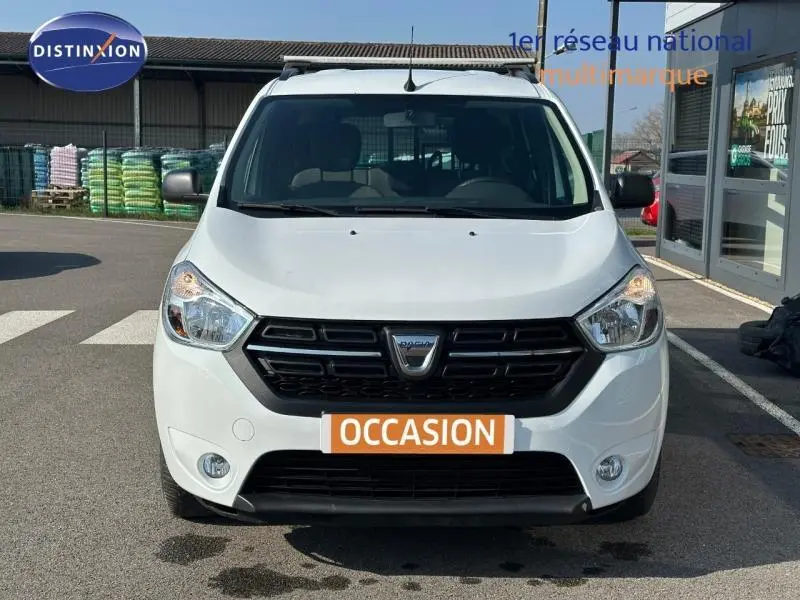 Vue avant d'un Dacia Lodgy blanc Glacier 2022 avec calandre noire et plaque "OCCASION" visible.