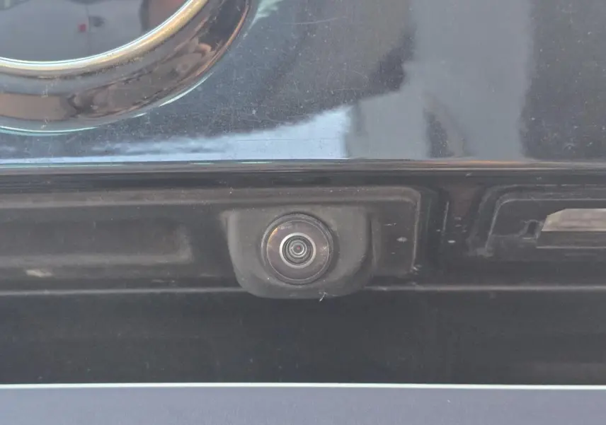 Gros plan sur la caméra de recul intégrée au hayon noir d'une BMW X1 F48 M Sport 2020.