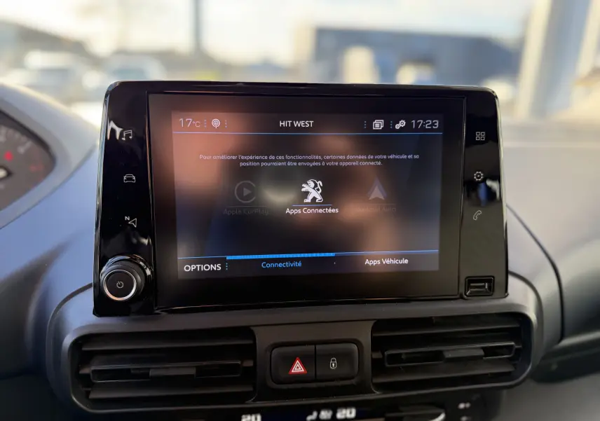 Écran tactile central du Peugeot Rifter 2020 affichant les options de connectivité avec interface Apple CarPlay et Android Auto.