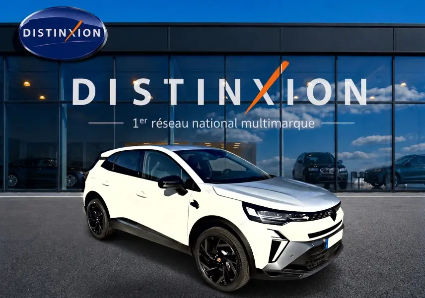 Renault Symbioz blanc nacré en 3/4 avant droit, avec jantes noires et détails noirs contrastants.