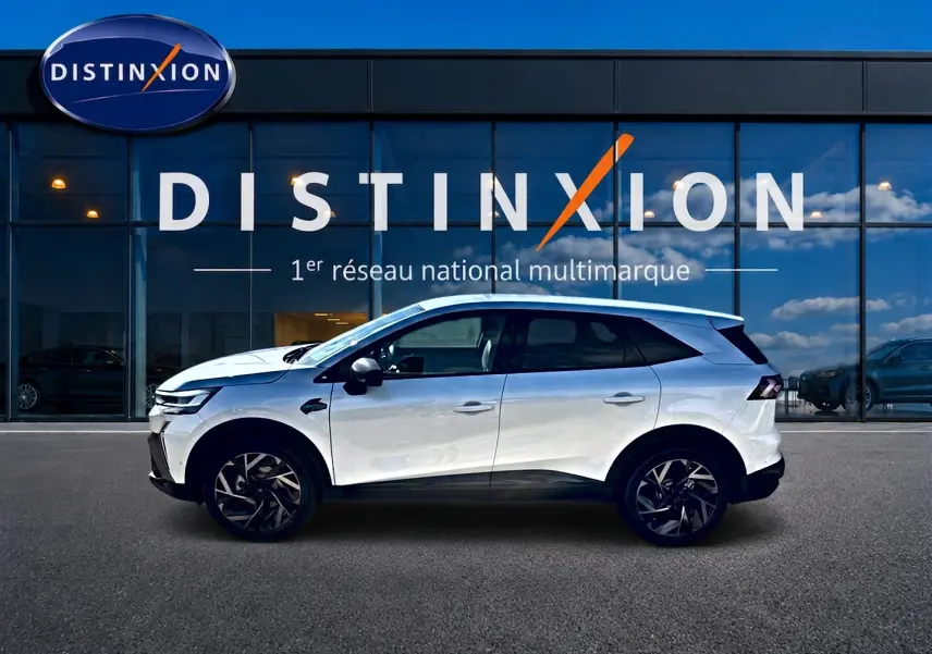 Renault Symbioz blanc nacré vu de profil côté gauche, avec jantes alu noires et toit noir contrastant.