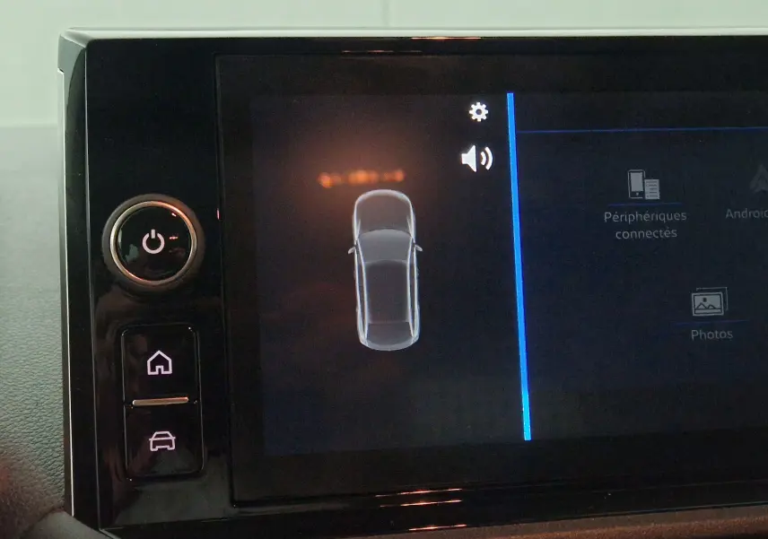 Écran tactile intérieur montrant la silhouette du Combo Life blanc en vue de dessus avec commandes tactiles à gauche.