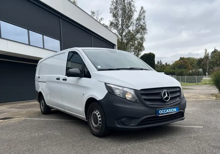 Mercedes Vito Fourgon blanc en 3/4 avant droit, avec pare-chocs noir mat et plaque "OCCASION" visible.