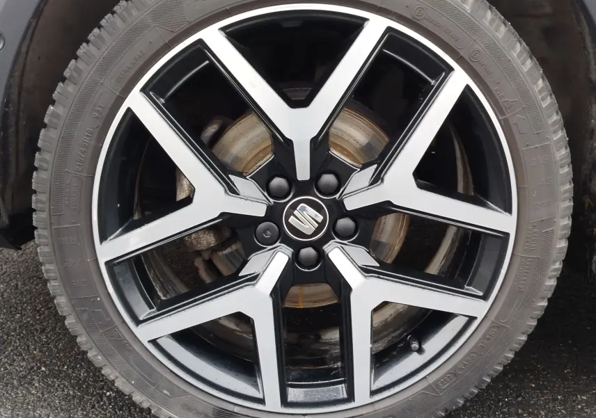 Gros plan sur la jante alliage bicolore noire et argentée d'un SEAT Arona 2020, roue avant droite.