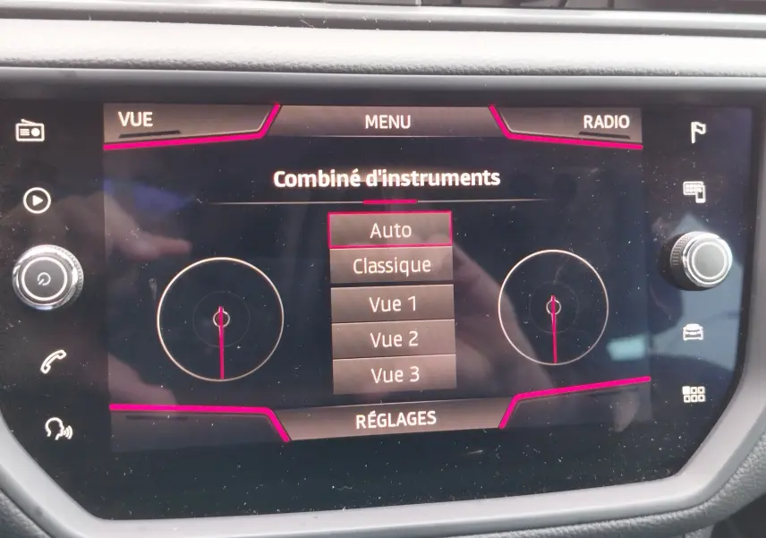 Écran tactile du combiné d'instruments de la SEAT Arona 2020 affichant les options de vue du tableau de bord.
