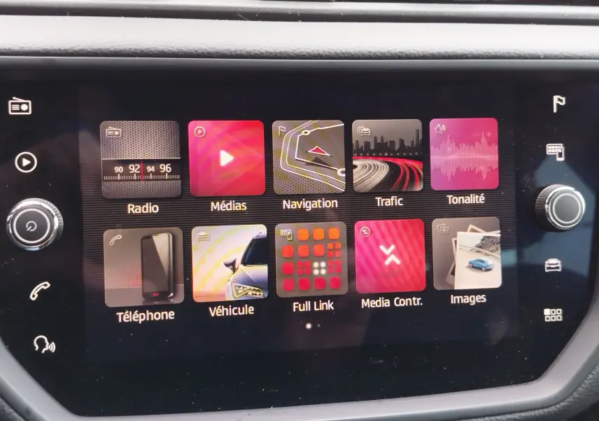Écran tactile central du SEAT Arona 2020 montrant les icônes des fonctions radio, navigation, médias et téléphone.