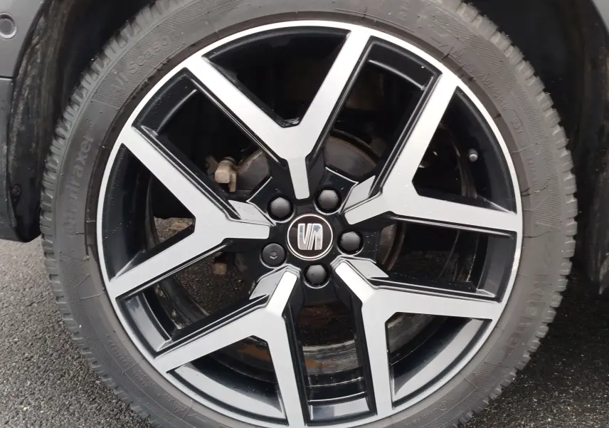 Gros plan sur la jante alliage noire et argentée du SEAT Arona 2020, mettant en valeur le logo central et le pneu.