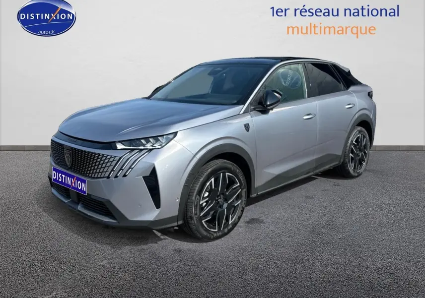 Peugeot 3008 gris Artense vue 3/4 avant droit, avec calandre distinctive et jantes alliage noires.