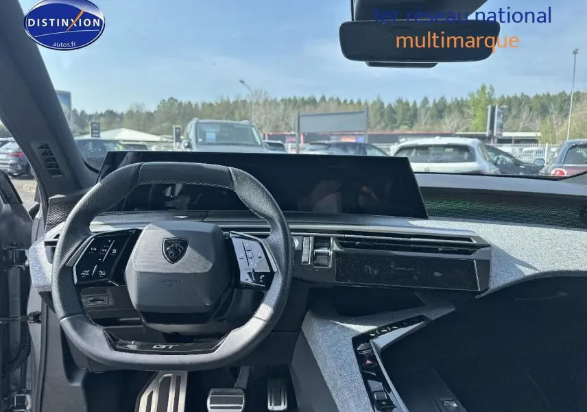 Vue intérieure avant du Peugeot 3008 gris Artense, volant cuir multifonction avec logo et écran tactile large.