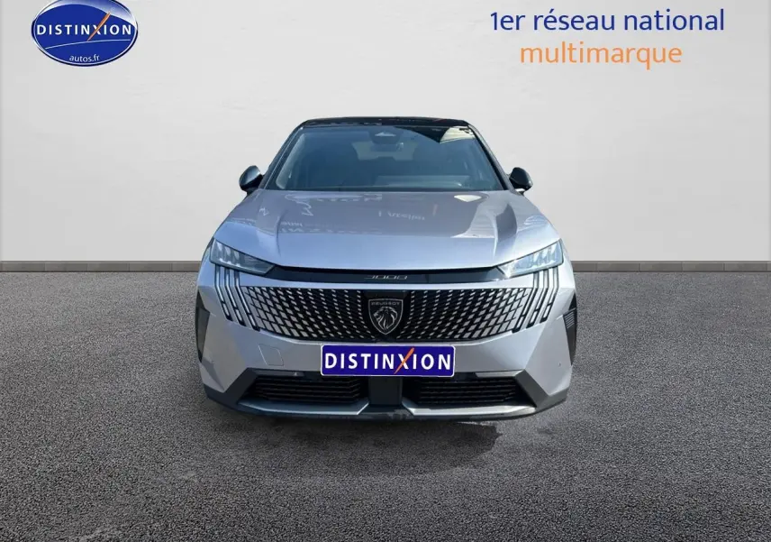 Vue avant d'un Peugeot 3008 gris artense 2025 avec calandre distinctive et phares LED fins allumés.
