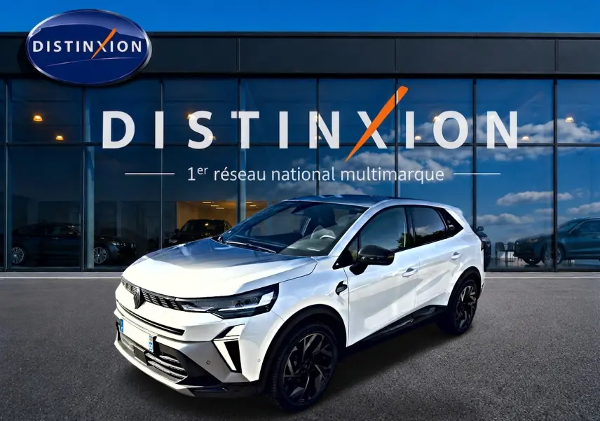 Renault Symbioz blanc nacré en vue 3/4 avant droit, avec jantes noires et détails noirs contrastants.