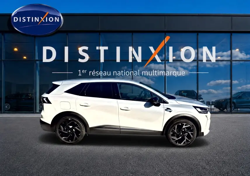 Renault Symbioz blanc nacré vu de profil côté gauche, avec jantes noires et vitres teintées.