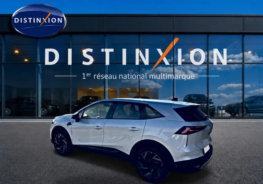 Renault Symbioz blanc nacré vu de profil côté gauche, avec jantes noires et feux arrière LED distinctifs.