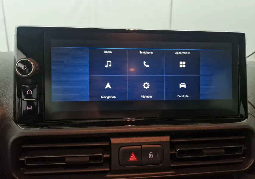 Écran tactile central du tableau de bord de l'Opel Combo Life 2025 affichant les menus radio, téléphone, navigation et conduite.