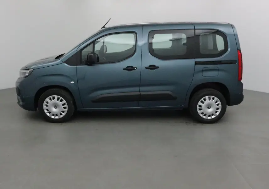 Profil côté gauche de l'Opel Combo Life bleu Kiama 2025, montrant ses portes coulissantes et ses vitres teintées arrière.