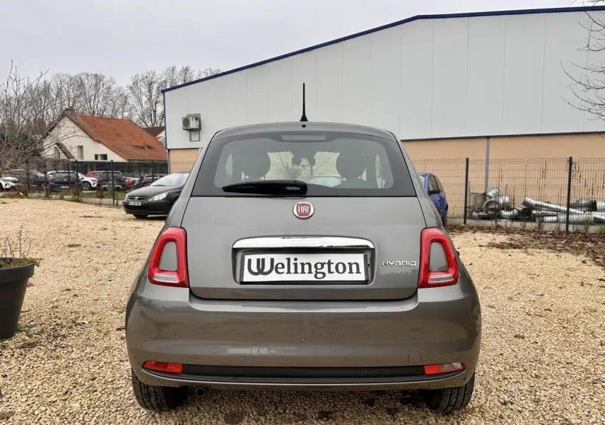 Vue arrière d'une Fiat 500 gris foncé 2023 avec feux arrière LED et logo Fiat centré.