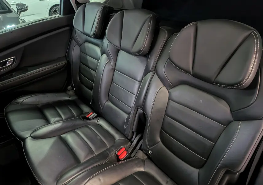 Vue rapprochée des sièges arrière en cuir noir du Renault Scénic IV Initiale Paris, soulignant leur design ergonomique.
