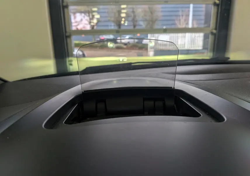 Gros plan sur le tableau de bord du Renault Scénic IV 2018, mettant en valeur l'affichage tête haute transparent.