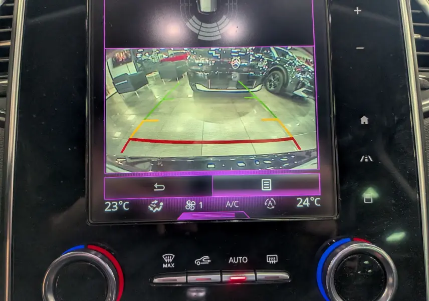 Écran central du Renault Scénic IV noir étoilé montrant la caméra de recul avec lignes de guidage colorées.