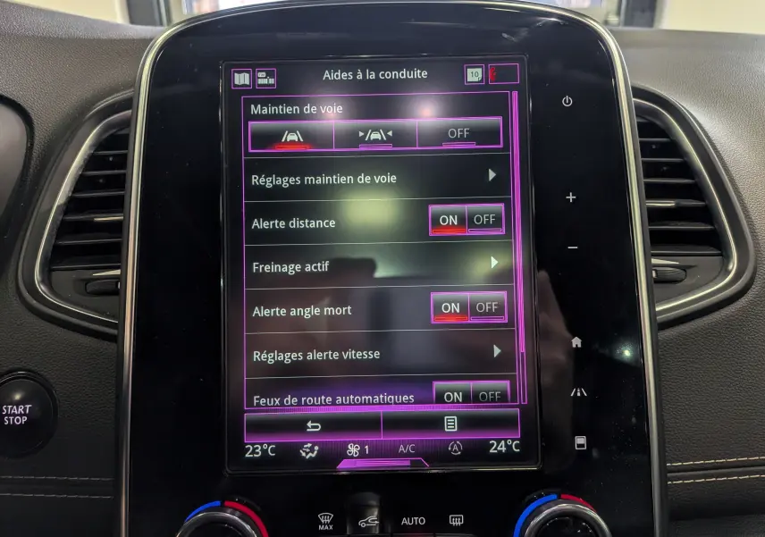 Écran tactile central du Renault Scénic IV noir étoilé de 2018, affichant les réglages des aides à la conduite.
