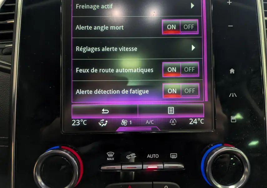Écran tactile intérieur du Renault Scénic IV noir étoilé montrant les réglages d’aides à la conduite activées.