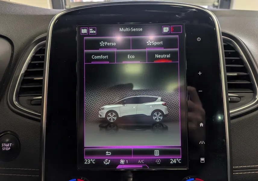 Écran central montrant le profil latéral d’un Renault Scénic IV blanc dans le menu Multi-Sense intérieur.