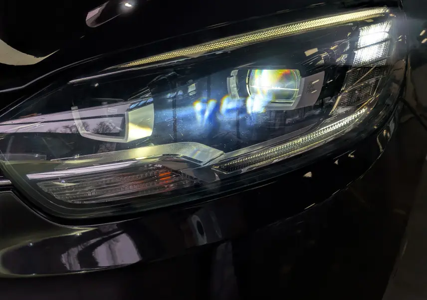 Gros plan sur le phare avant droit noir étoilé du Renault Scénic IV dCi 160 Energy EDC Initiale Paris 2018.