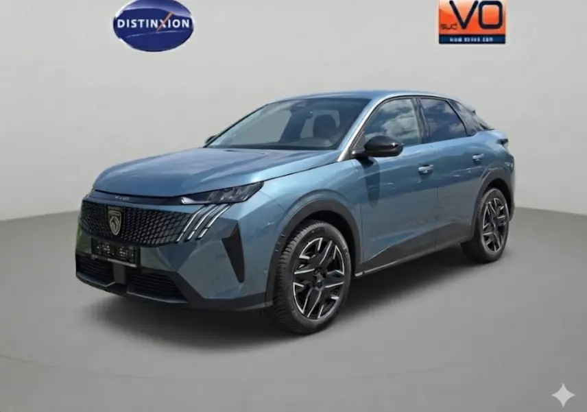 Peugeot 3008 Hybrid 145 e-DCS6 Allure bleu en 3/4 avant droit avec jantes alliage 19 pouces et calandre distinctive.