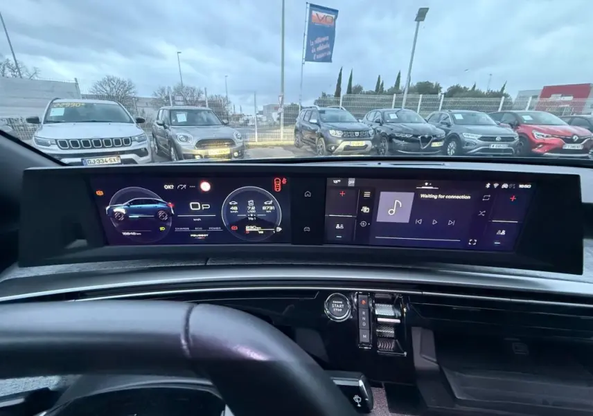 Vue intérieure du cockpit numérique du Peugeot 3008 Hybrid 145 e-DCS6 Allure 2025 en bleu, avec tableau de bord et écran tactile.