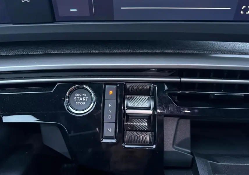 Gros plan sur la console centrale du Peugeot 3008 Hybrid 145 e-DCS6 Allure 2025, avec bouton start/stop et sélecteur de boîte auto.