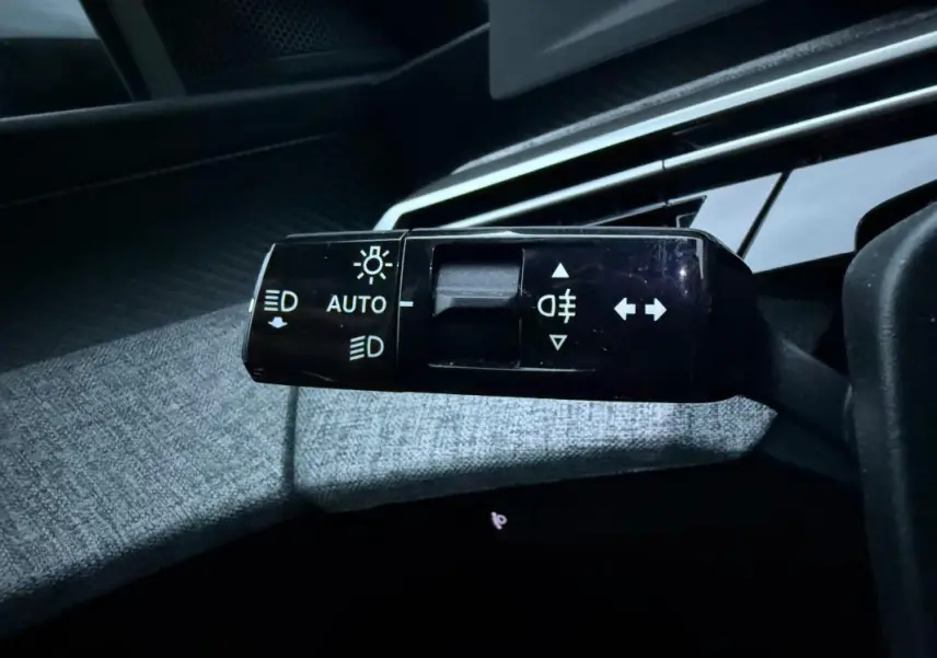 Gros plan sur la commande d’allumage automatique des feux du Peugeot 3008 Hybrid 145 e-DCS6 Allure 2025.