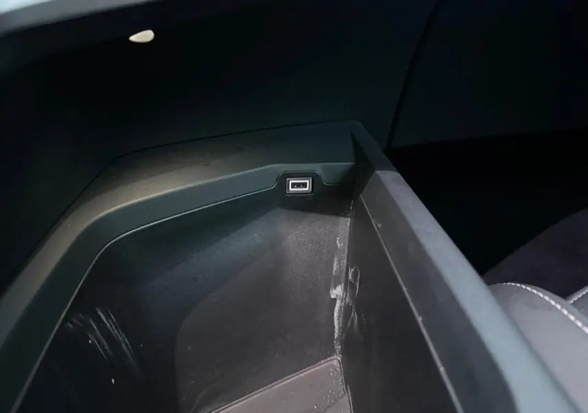 Vue rapprochée de la prise USB dans la console centrale du Peugeot 3008 Hybrid 145 e-DCS6 Allure 2025 bleu.