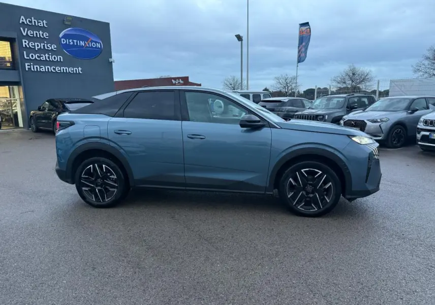 Vue de profil côté gauche d’un Peugeot 3008 Hybrid 145 e-DCS6 Allure bleu avec jantes alliage 19 pouces sur parking.