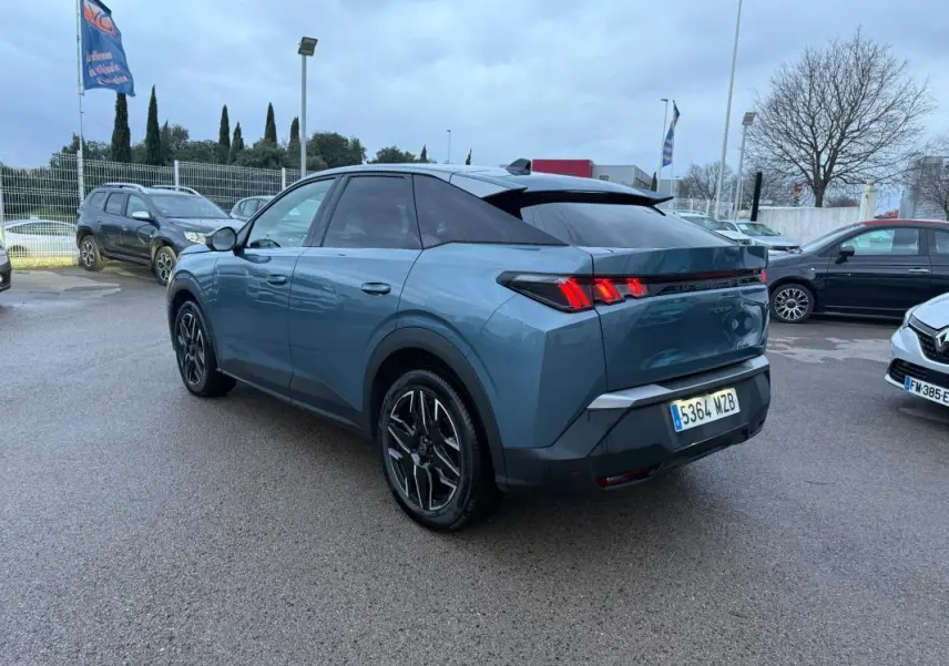 Vue 3/4 arrière droite d’un Peugeot 3008 Hybrid bleu 2025 avec jantes alliage 19 pouces et feux arrière LED distinctifs.