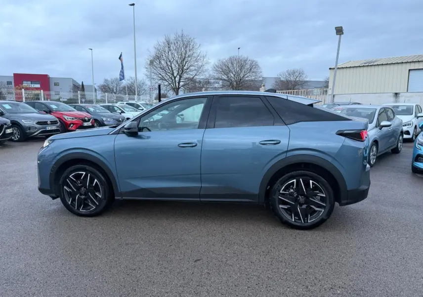 Vue de profil côté gauche d’un Peugeot 3008 Hybrid 145 e-DCS6 Allure bleu avec jantes alliage 19 pouces sur parking extérieur.