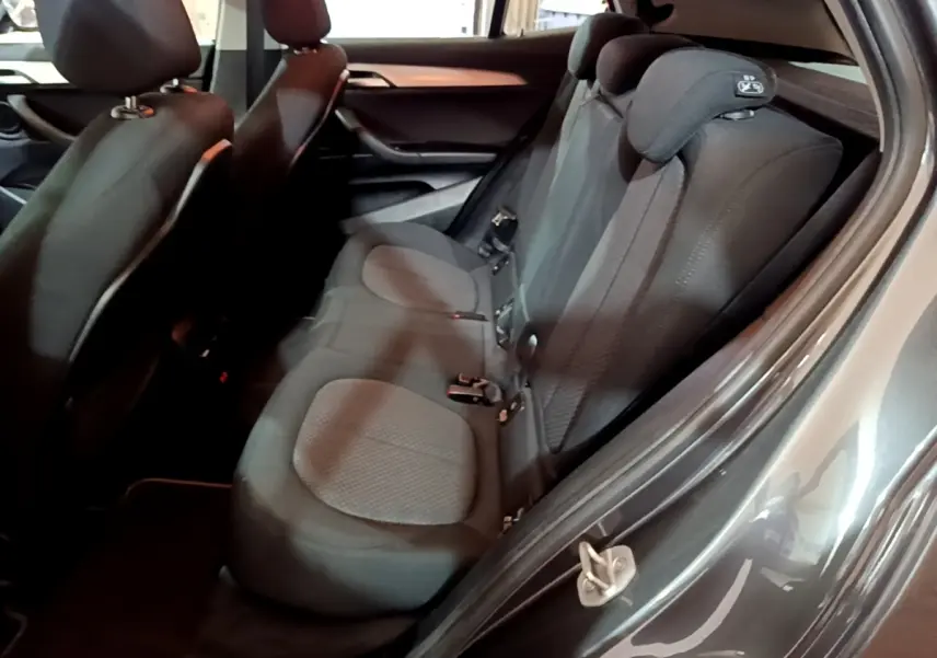 Vue intérieure arrière côté droit des sièges tissu gris foncé de la BMW X2 sDrive18i Lounge 2021, portière ouverte.