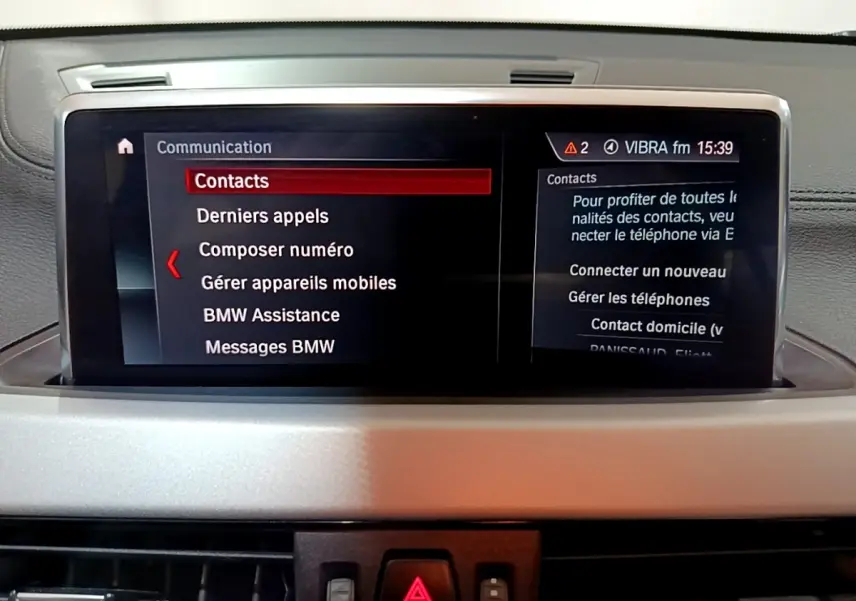 Écran central du tableau de bord de BMW X2 sDrive18i Lounge DKG7 affichant le menu communication en français.