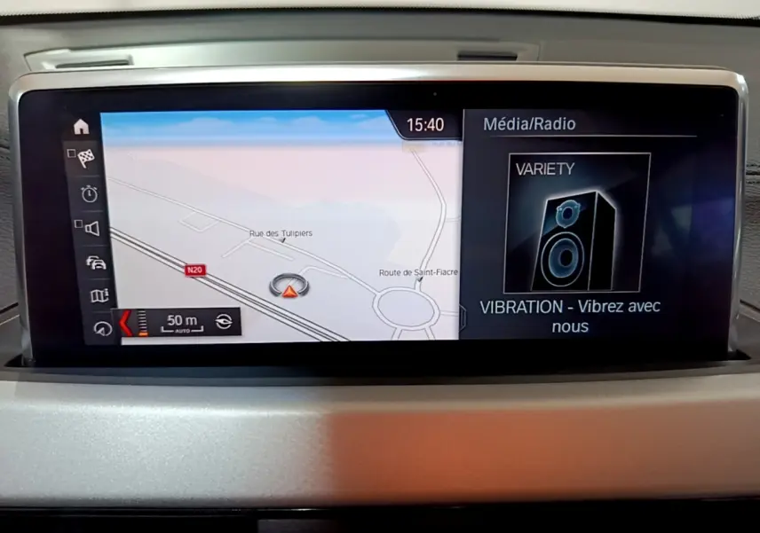 Écran central du tableau de bord du BMW X2 2021 affichant la navigation et la radio, vue de face.