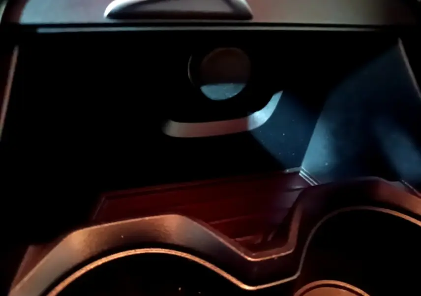 Gros plan sur le porte-gobelets intérieur de la BMW X2 sDrive18i Lounge DKG7, éclairage tamisé.