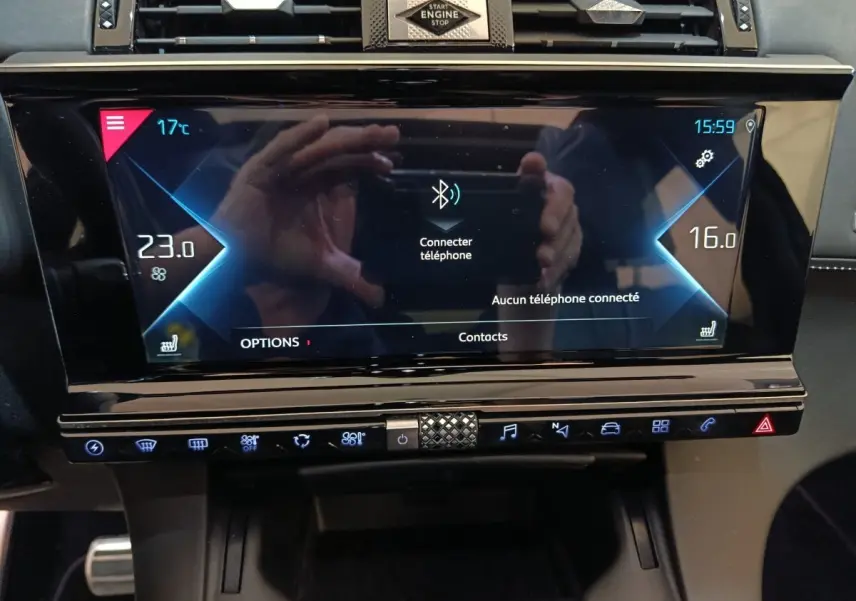 Écran tactile central du tableau de bord du DS7 Crossback noir, affichant la connexion Bluetooth et la climatisation.