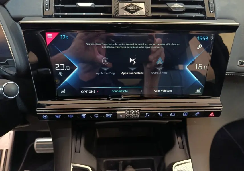 Vue frontale du tableau de bord noir du DS7 Crossback E-TENSE 2022, avec écran tactile central affichant Apple CarPlay et Android Auto.
