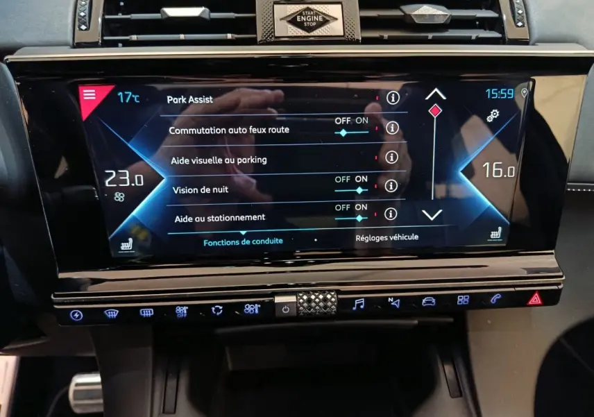Écran tactile central du DS7 Crossback noir, affichant les réglages d'aide à la conduite et climatisation.