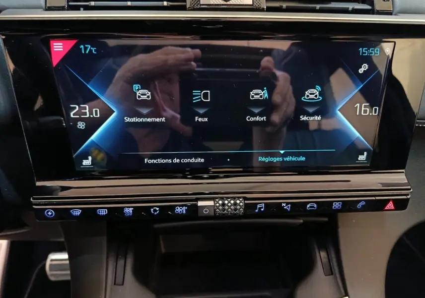 Écran tactile central du tableau de bord du DS7 Crossback noir, affichant les réglages de conduite et climatisation.