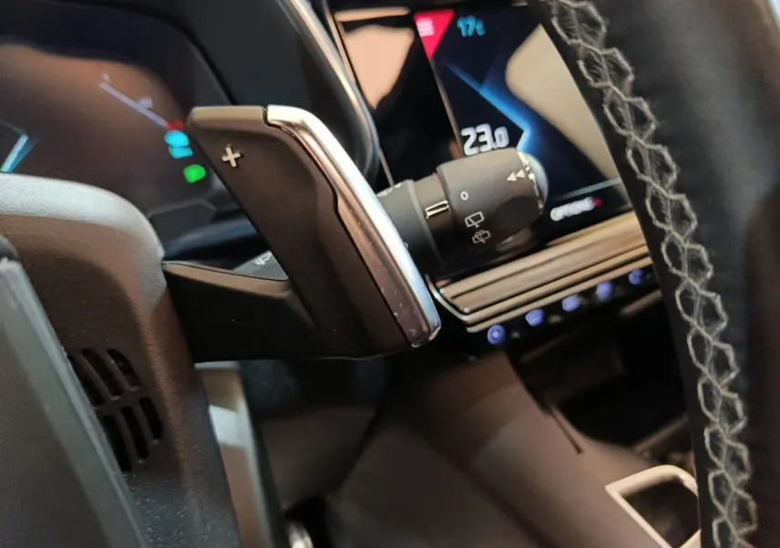 Gros plan sur la commande de changement de vitesse au volant du DS7 Crossback E-TENSE 4x4 2022, intérieur noir.