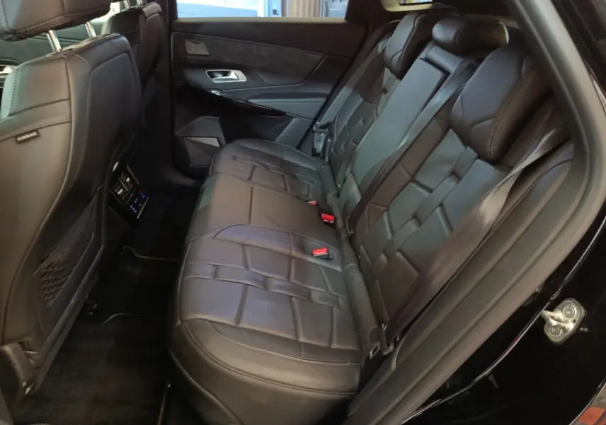 Vue côté gauche sur la banquette arrière en cuir noir du DS7 Crossback E-TENSE 4x4 300 LOUVRE avec portes ouvertes.