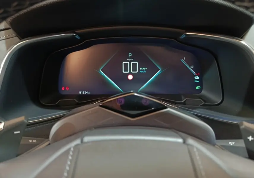 Vue rapprochée du tableau de bord numérique du DS7 Crossback E-TENSE 4x4 300, affichage hybride et vitesse zéro.