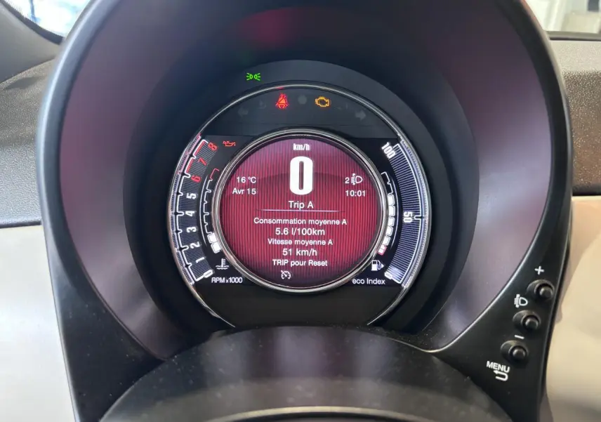 Vue rapprochée du combiné de bord numérique TFT 7'' rouge de la Fiat 500 Dolcevita 2021, affichant vitesse et consommation.